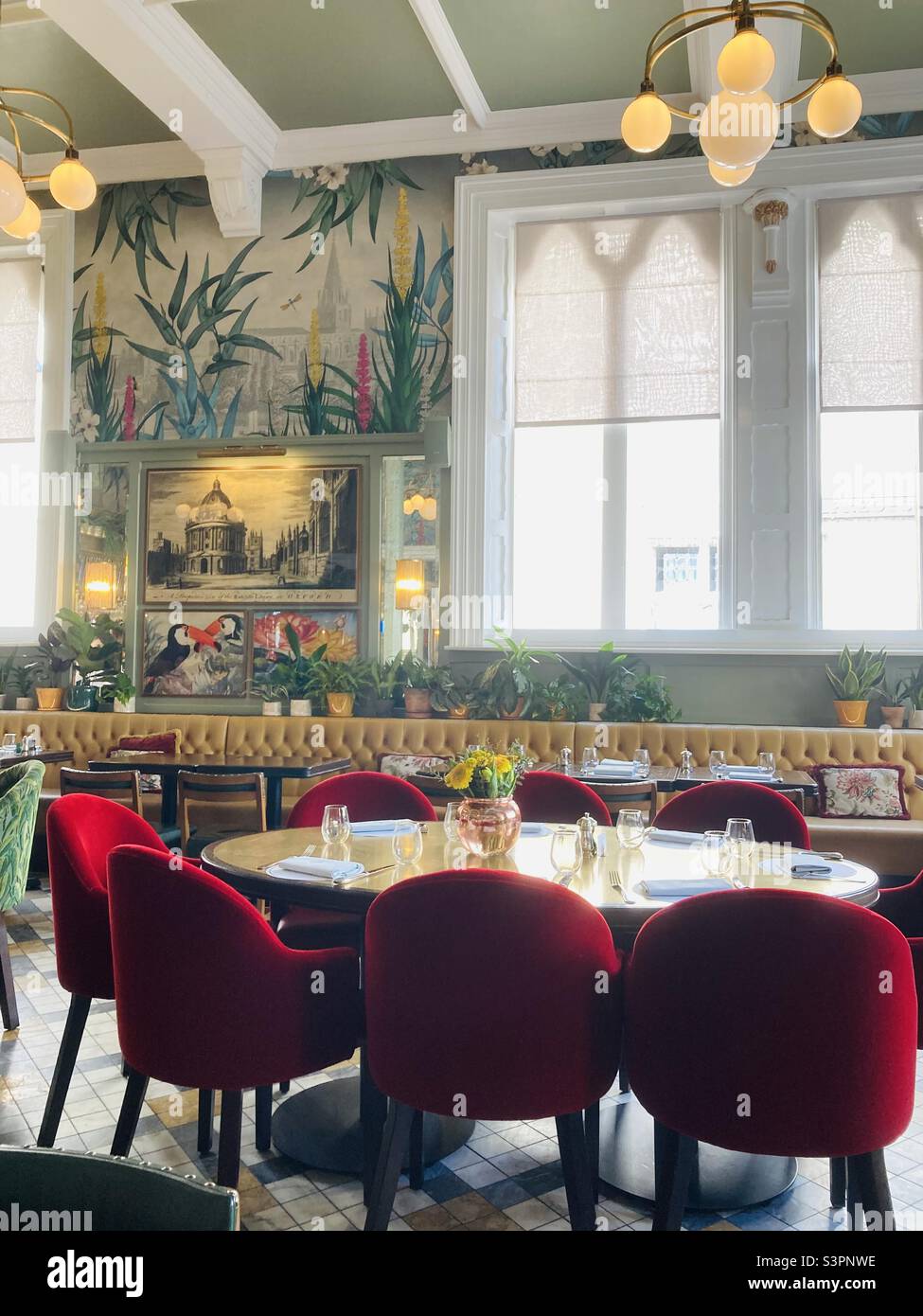 Das Ivy Restaurant im Innenbereich von Oxford. Luxuriöser Tisch und Stühle - Smartphone-aufgenommenes Stockfoto