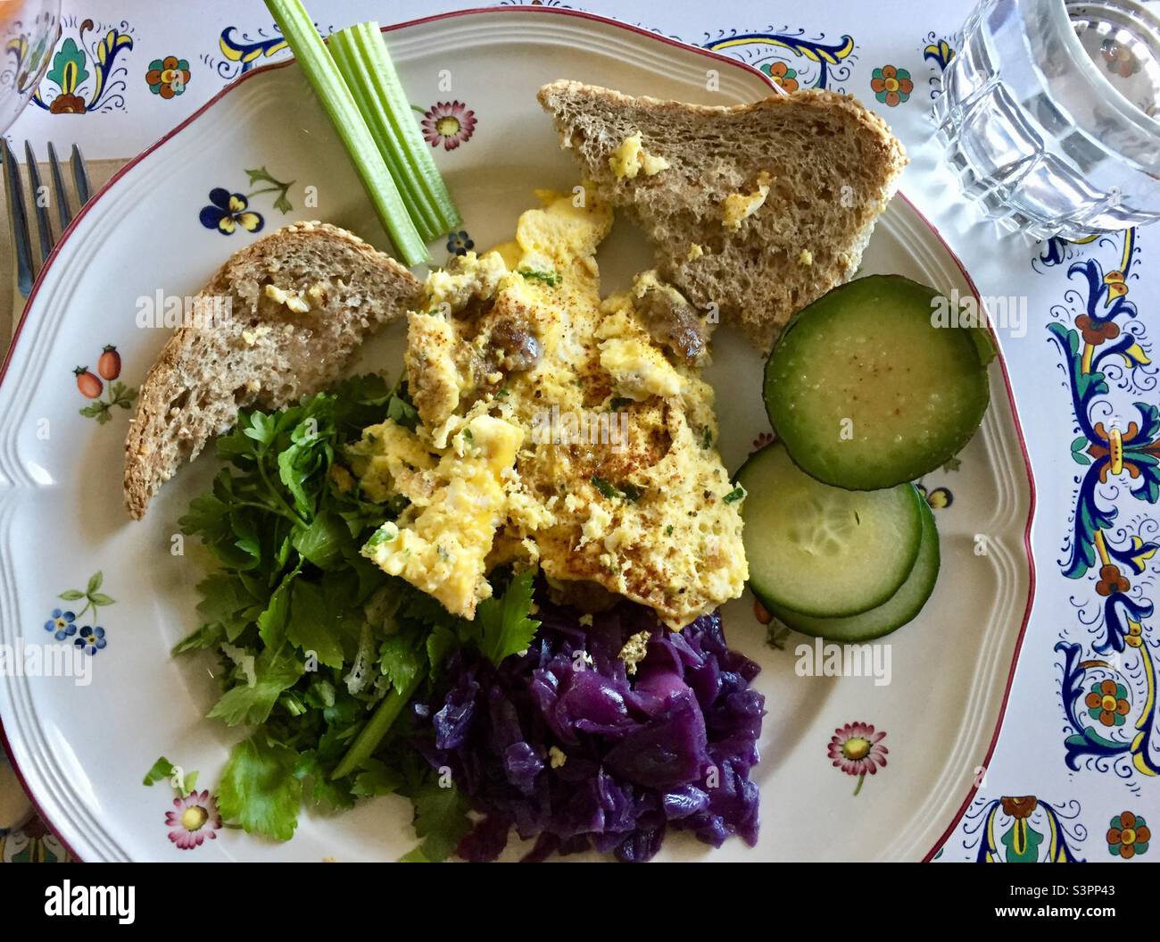 Kriechen Sie Eier mit putensaud, Purpurkohl, Gurkenselleriesalat und Avocado Stockfoto