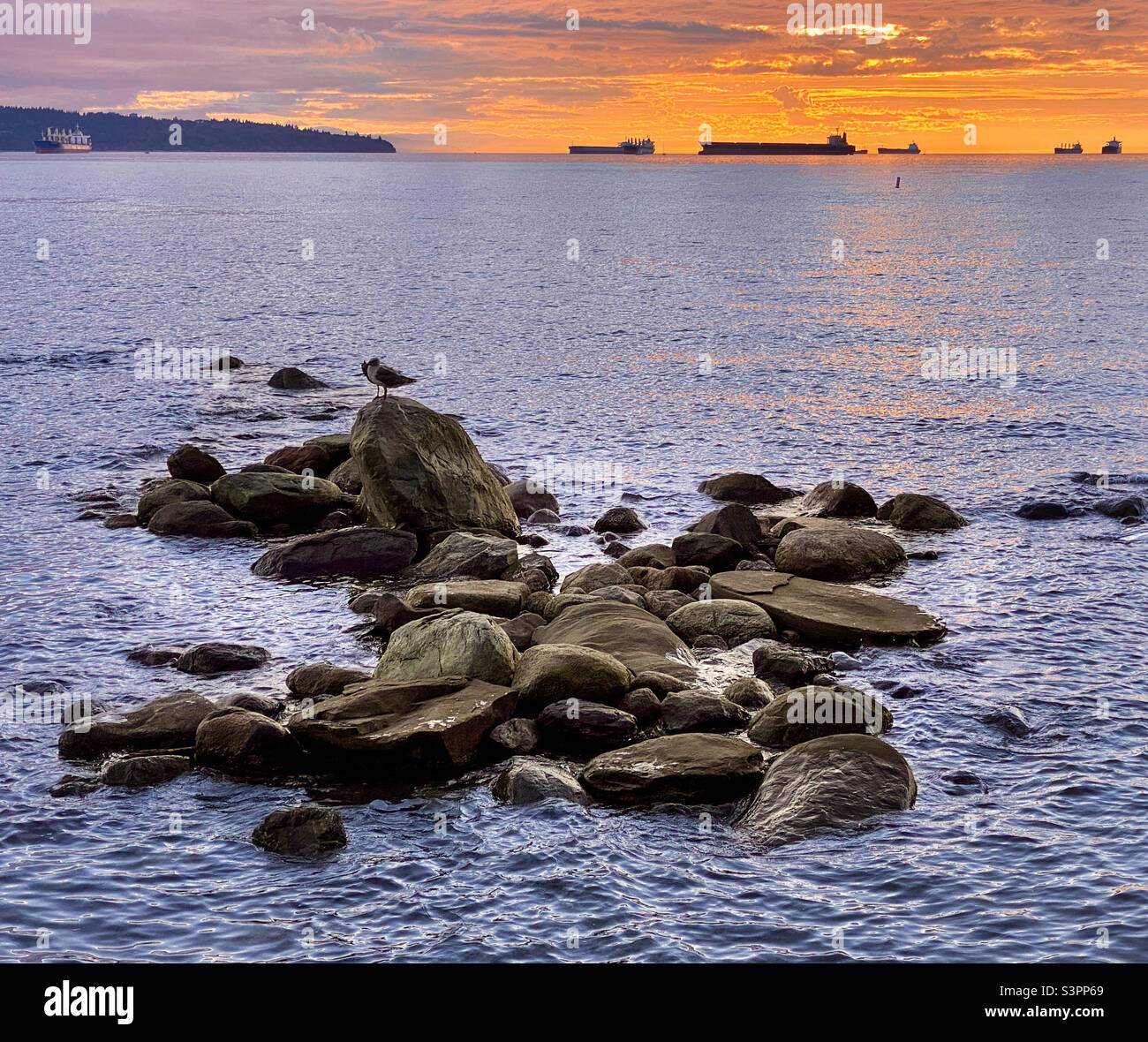 Die Abendstimmung und die Farben des Sonnenuntergangs über der English Bay im West End von Vancouver. Vancouver, British Columbia, Kanada - Smartphone-aufgenommenes Stockfoto