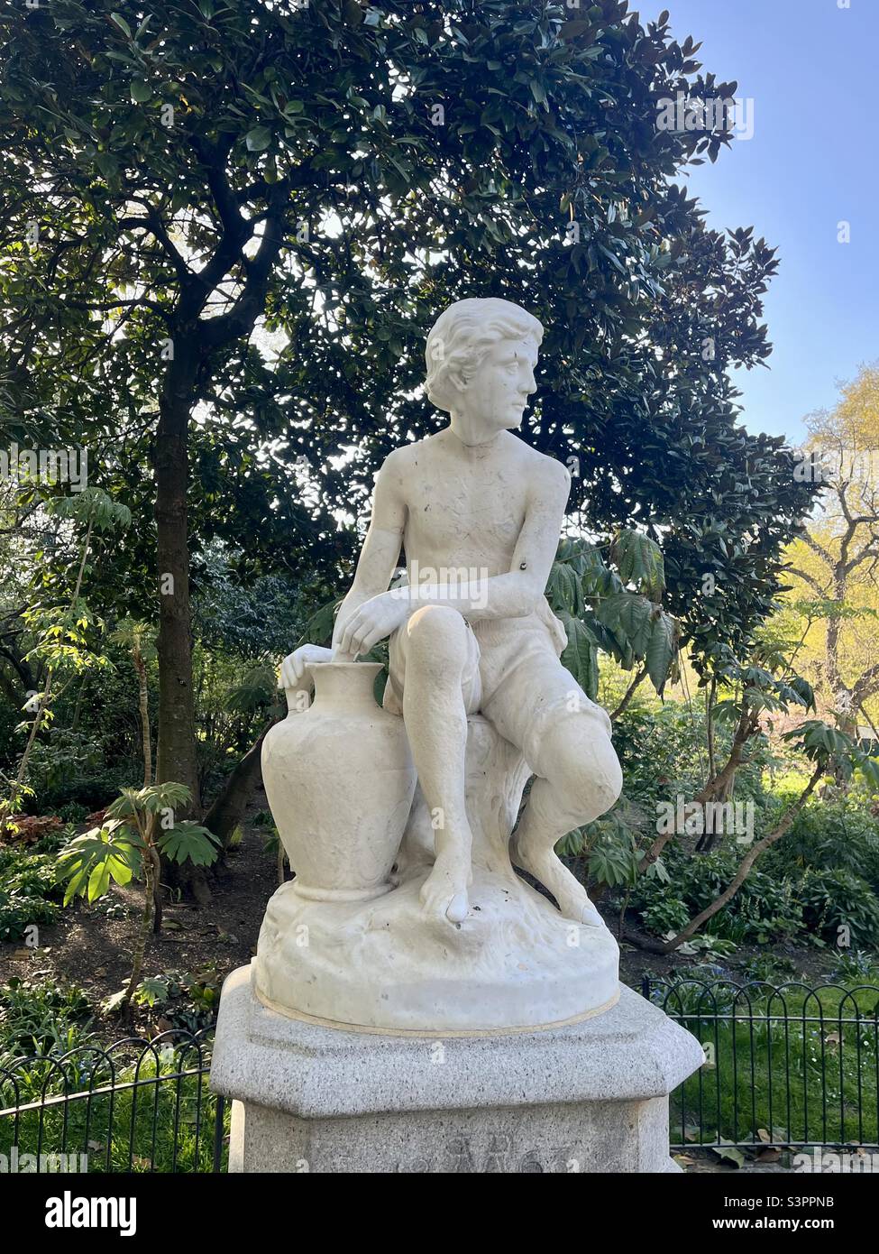 Diese Figur von Robert Jackson aus dem Jahr 1863 wurde von Charles Henry Mabey entworfen und ist eine Skulptur namens Boy Statue und ein Trinkbrunnen im St. James’s Park, London. April 2022. - Smartphone-aufgenommenes Stockfoto