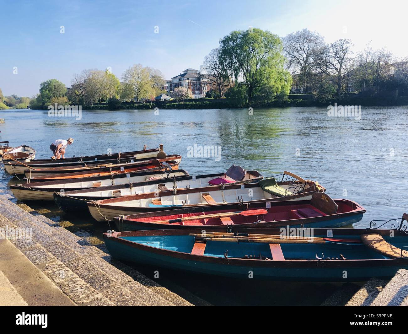 Mann arrangiert Boote auf der Themse in Richmond london - Smartphone-aufgenommenes Stockfoto
