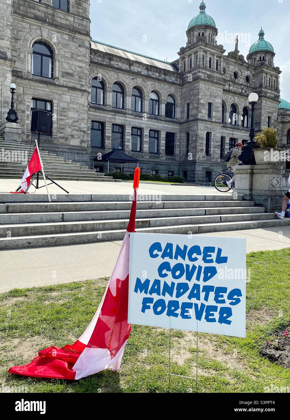 Ein Zeichen gegen die Mandate von Covid vor den Parlamentsgebäuden von British Columbia in Victoria, BC. Stockfoto