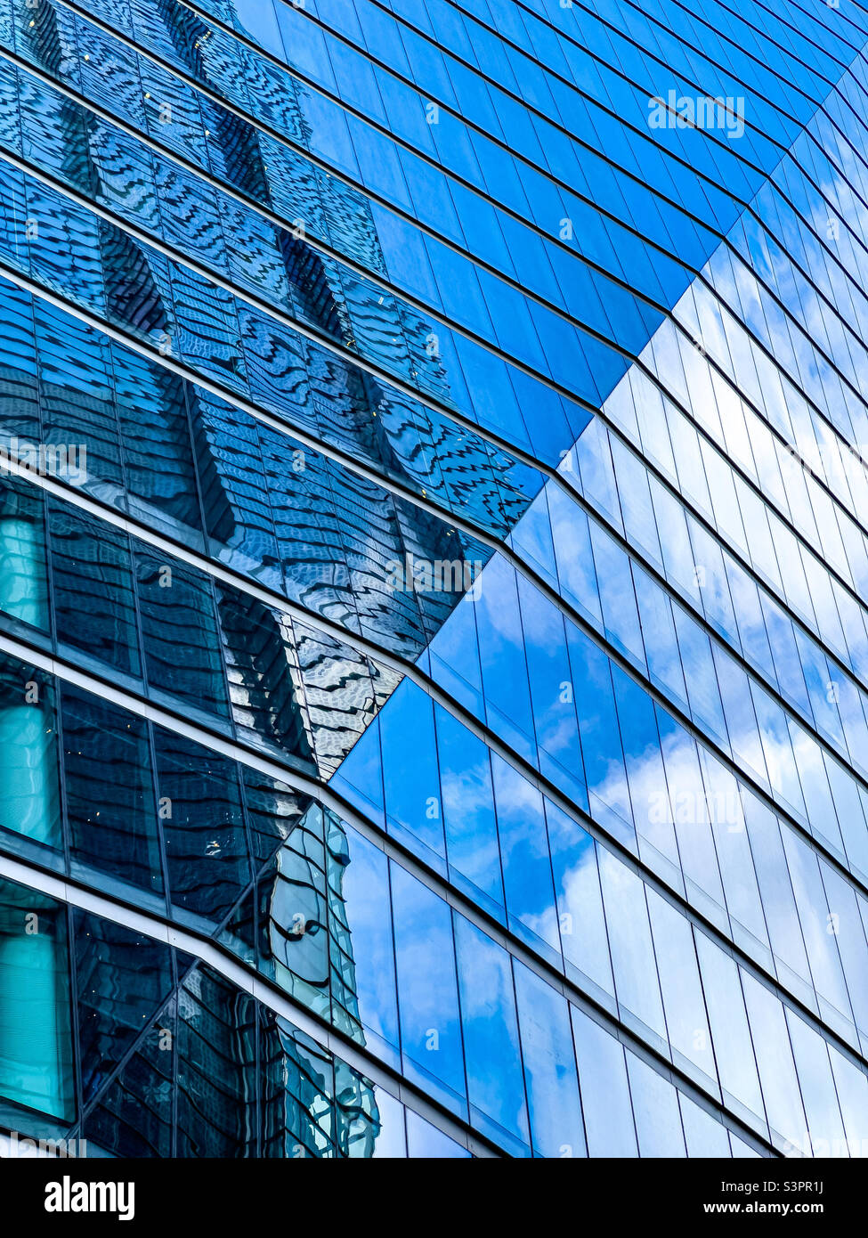 Reflexionen über ein Hochhaus in der Stadt London, Großbritannien - Smartphone-aufgenommenes Stockfoto