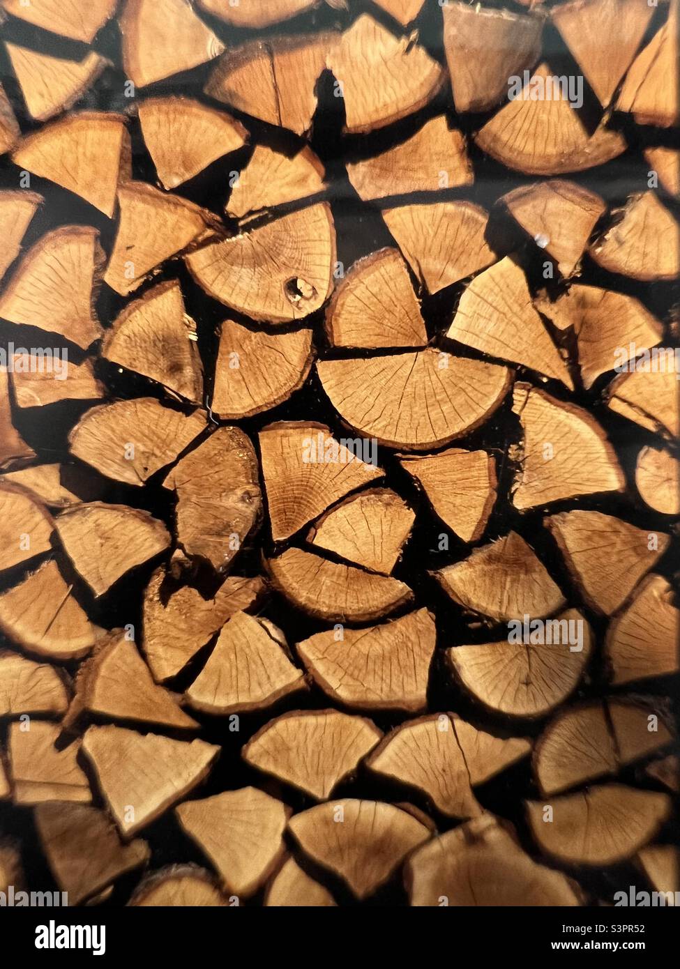 Holzstapel verschließst keine Menschen - Smartphone-aufgenommenes Stockfoto