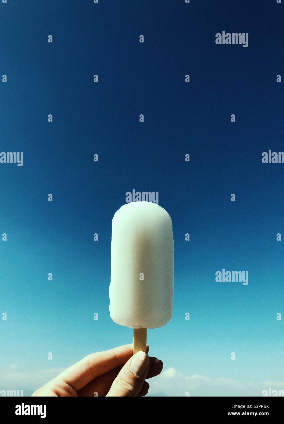 Eis auf dem Himmel Hintergrund Stockfoto