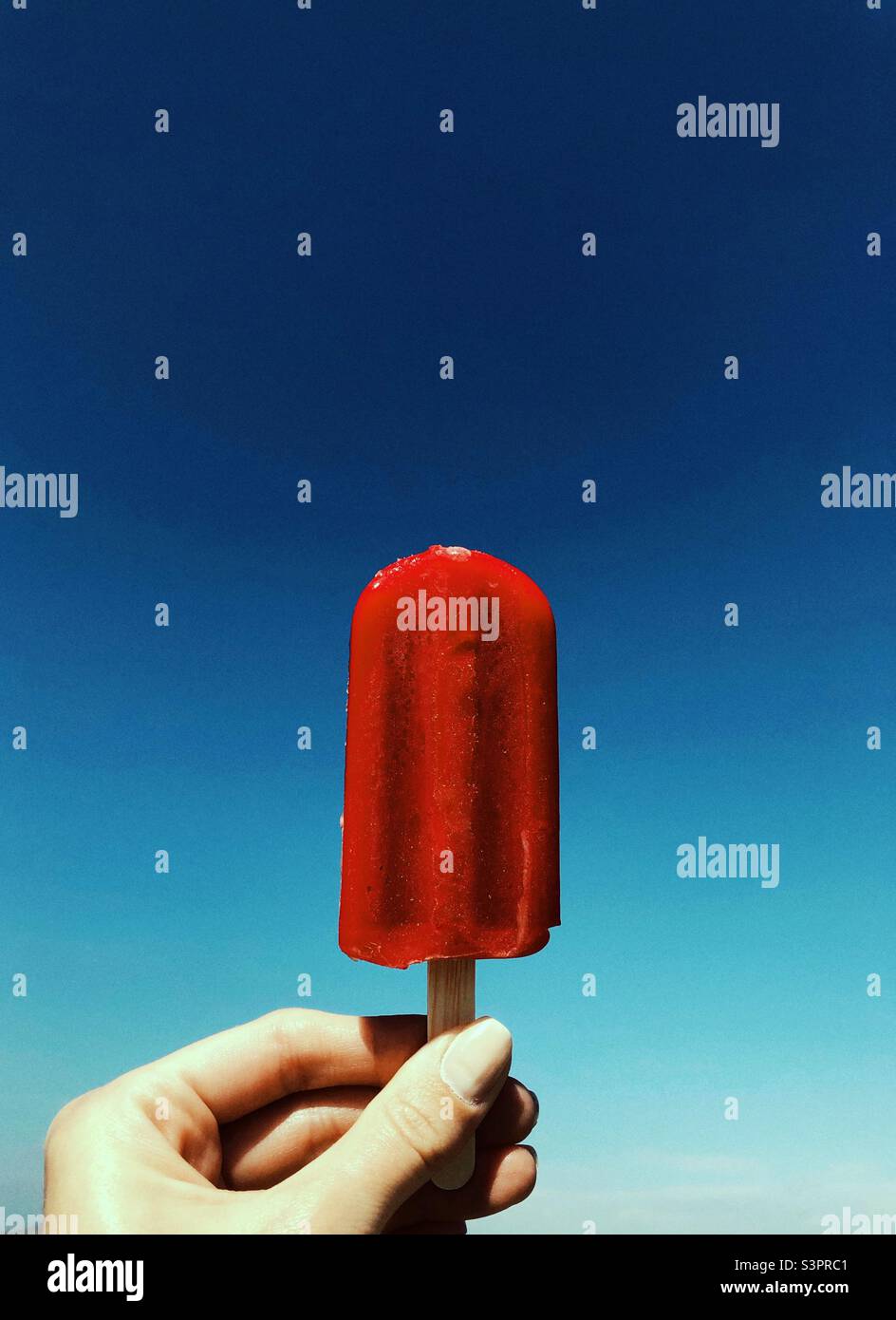 Eis auf blauem Hintergrund Stockfoto