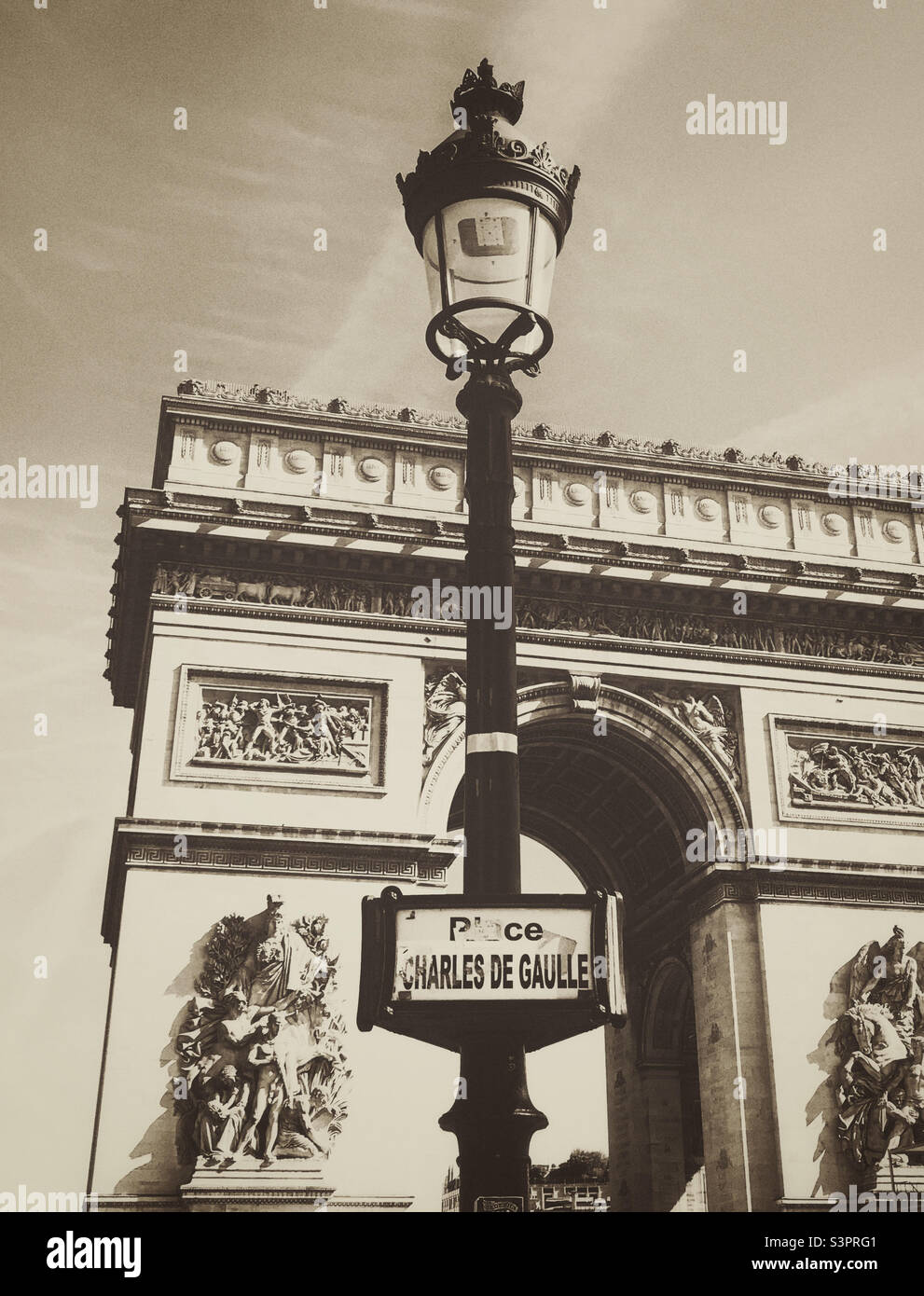 Schild Arc de Triomphe und Place Charles de Gaulle Stockfoto