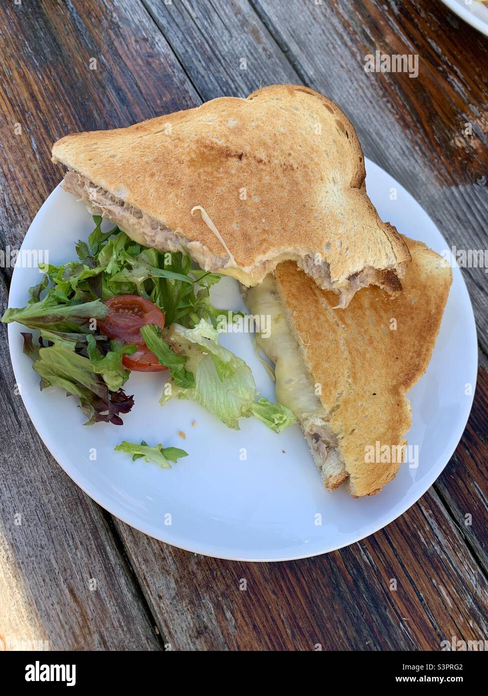 Geröstetes Sandwich mit Thunfisch und Käse Stockfoto