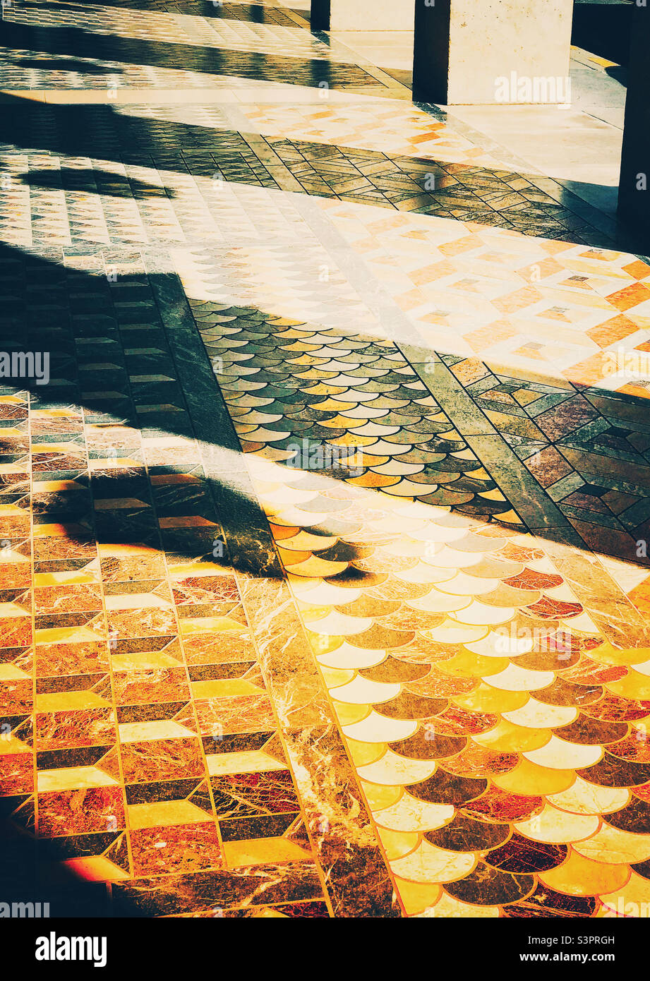 Schöne gepflasterten Straßen auf einem Boulevard in Paris, Frankreich - Smartphone-aufgenommenes Stockfoto