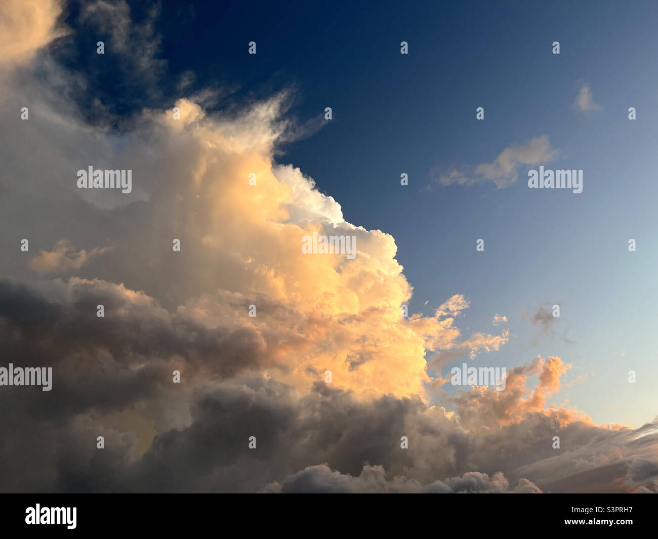 Sturmwolken und blauer Himmel. Stockfoto