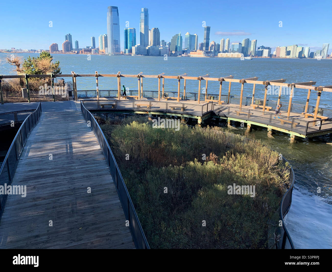 Dezember 2021, Blick über den Hudson River vom South Cove Park, Battery Park City, Lower Manhattan, New York, New York, Usa Stockfoto