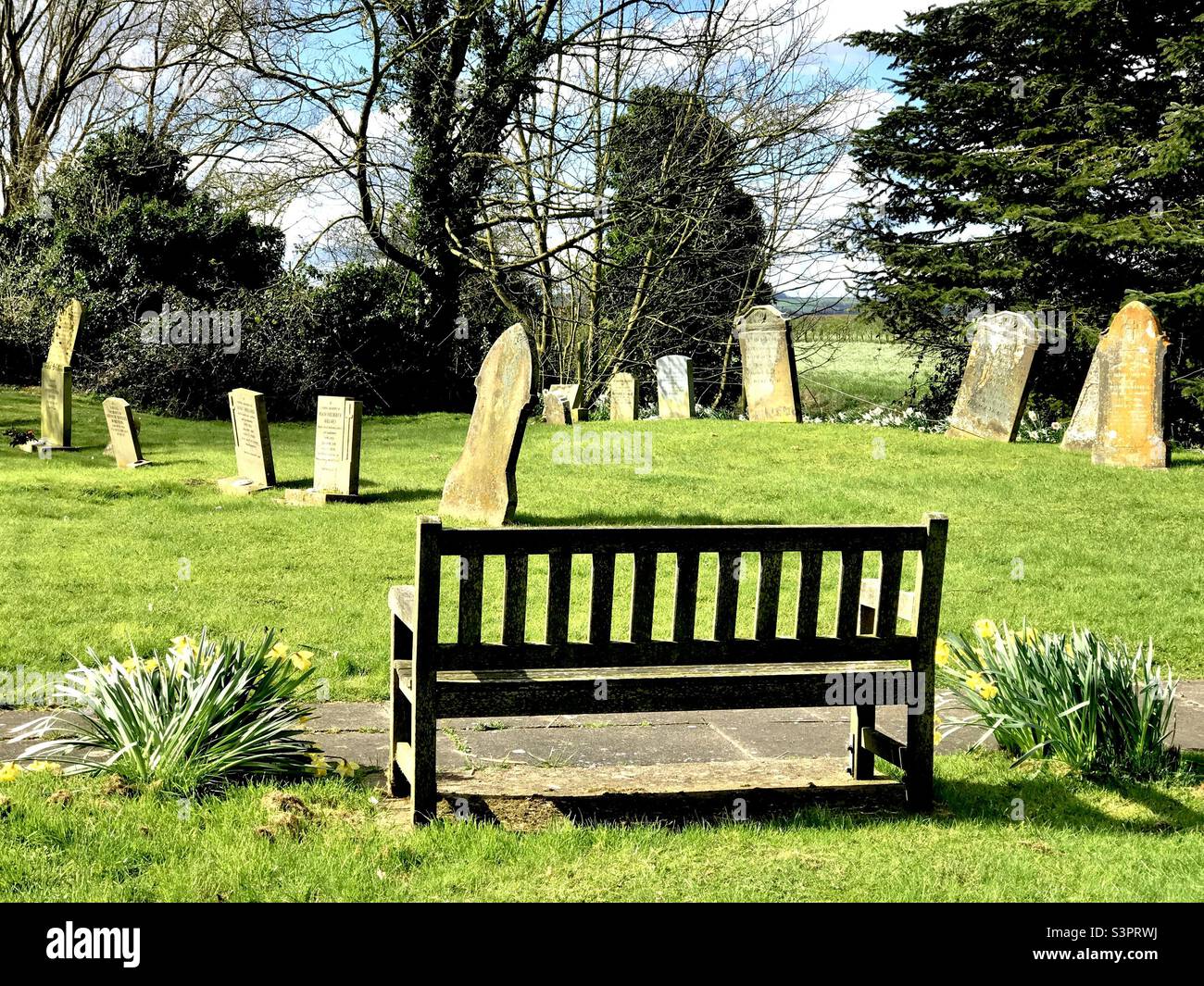 Warten auf Gott. Country Churchyard, Lincolnshire, England. Stockfoto