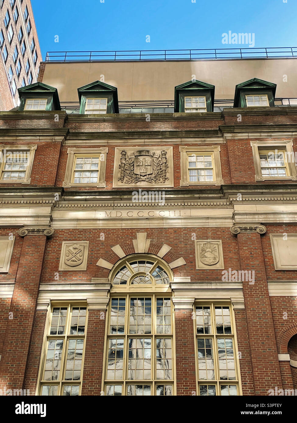 Der Harvard Club in der E. 44. St. in Midtown Manhattan ist ein privater Club für Absolventen der Harvard University und deren Vermutung, NYC, USA, 2022 - Smartphone-aufgenommenes Stockfoto