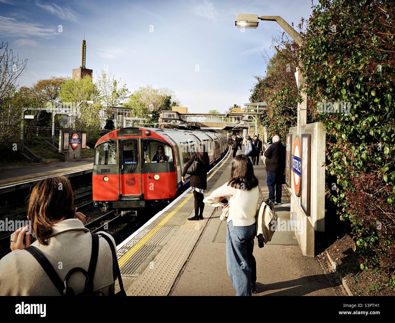 Eine U-Bahn der Piccadilly Line fährt zum Bahnsteig der U-Bahn-Station Osterley westlich von London. Stockfoto
