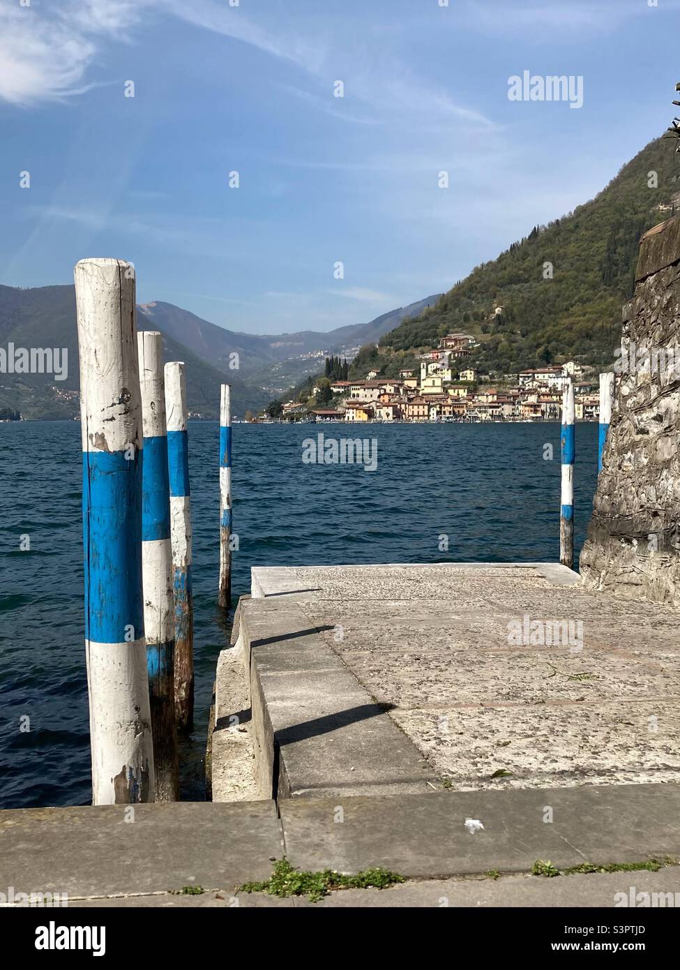 Ein Fährhafen in Sulzano am Lago d‘Iseo mit der Insel Monte Isola im Hintergrund, Sulzano, Lombardei, Italien Stockfoto