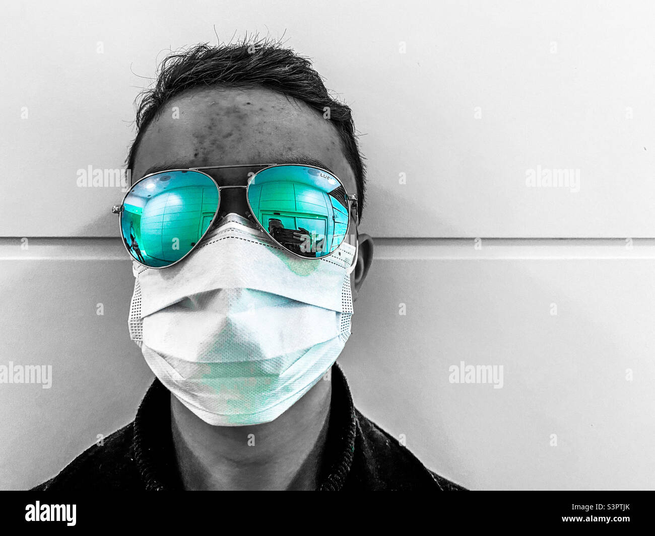 Portrait eines Jungen Tragen Sie eine große Sonnenbrille und eine Gesichtsmaske. - Smartphone-aufgenommenes Stockfoto