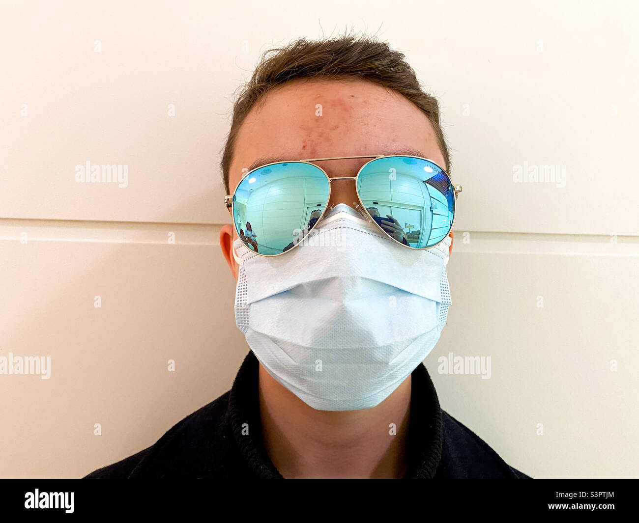 Portrait eines Jungen Tragen Sie eine große Sonnenbrille und eine Gesichtsmaske. Stockfoto