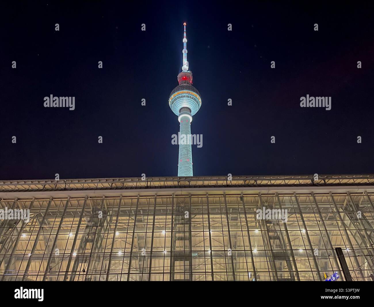 Fernsehturm mit Blick auf den Alexanderplatz, Berlin, Deutschland Stockfoto