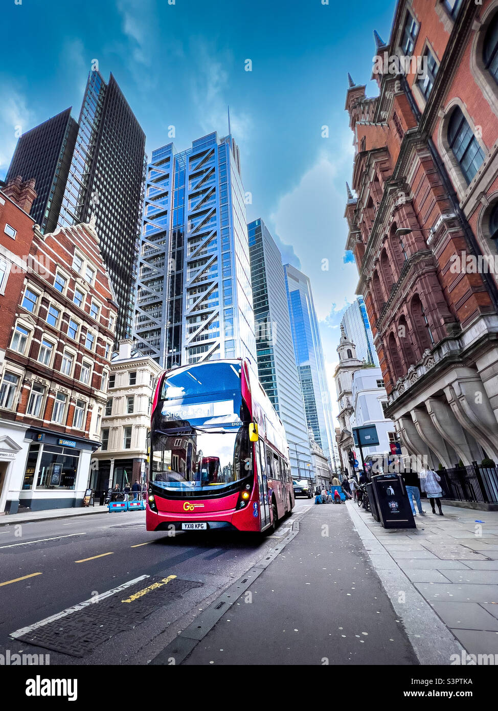 London Red Bus am Bahnhof Liverpool Street, Central London, Großbritannien - Januar 2022 Stockfoto