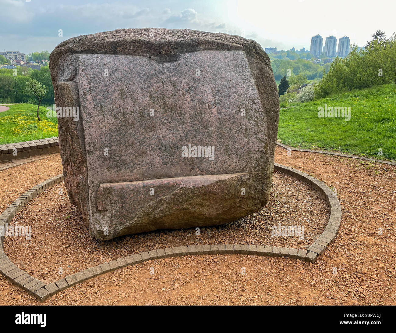 Ein großer alter Stein ist im Park mit Mockup installiert - Smartphone-aufgenommenes Stockfoto
