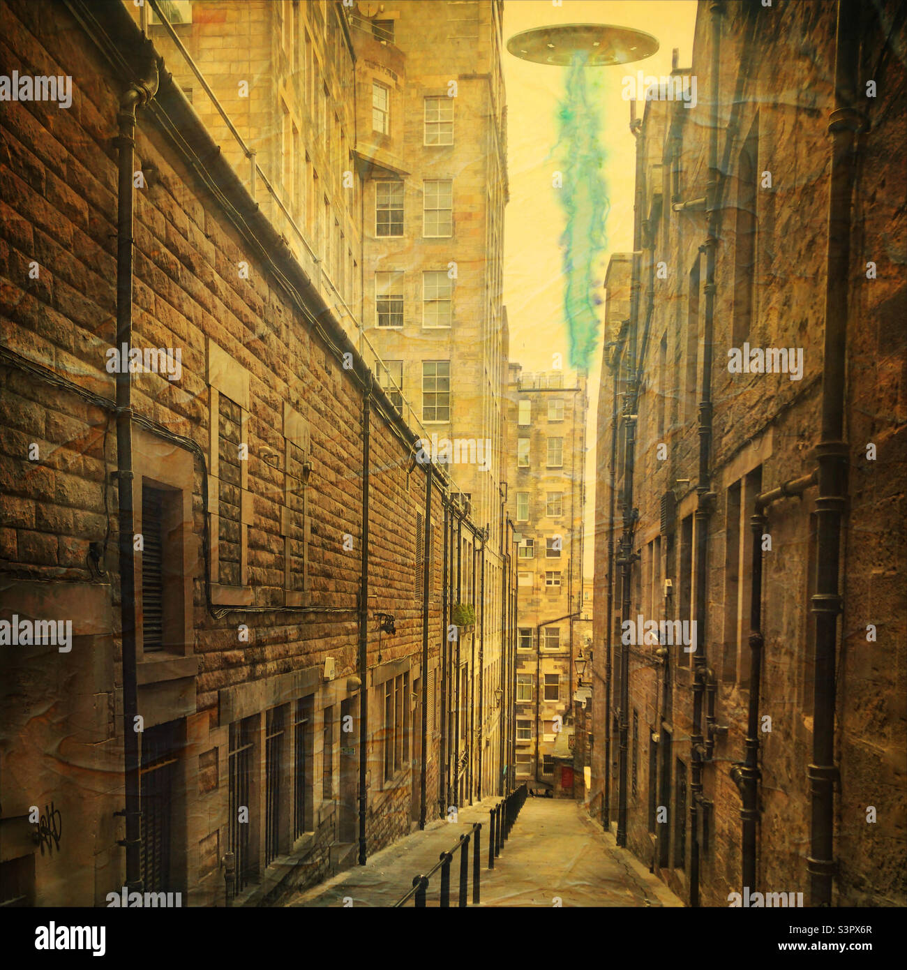 Alien Invasion, Altstadt, Edinburgh, Schottland. Fotokomposit erstellt mit der LensFX App. Stockfoto