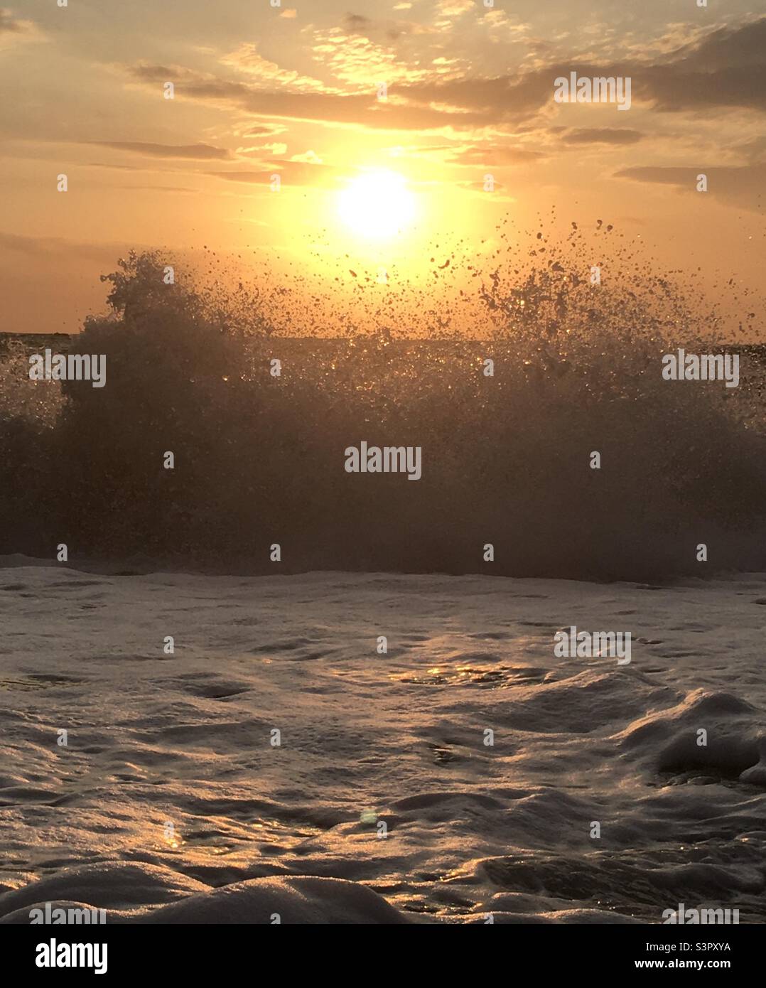 Sonnenaufgang, Meer, golden, Wellen, planschen, Sonne, Energie, Chi Stockfoto