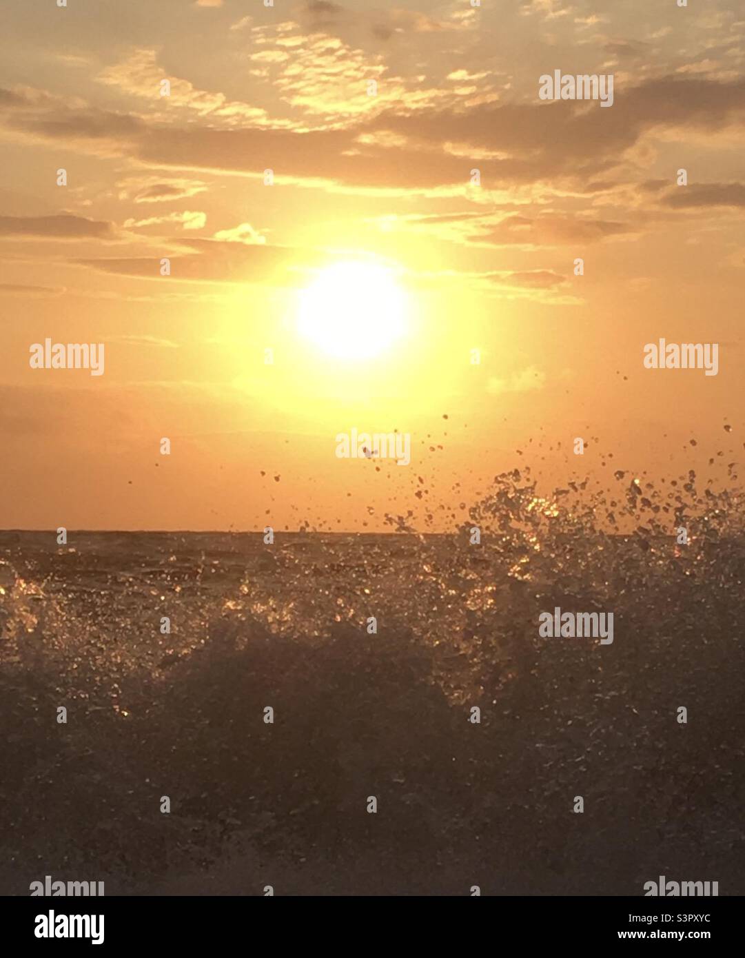 Sonnenaufgang, Meer, golden, Wellen, planschen, Sonne, Energie, Chi Stockfoto