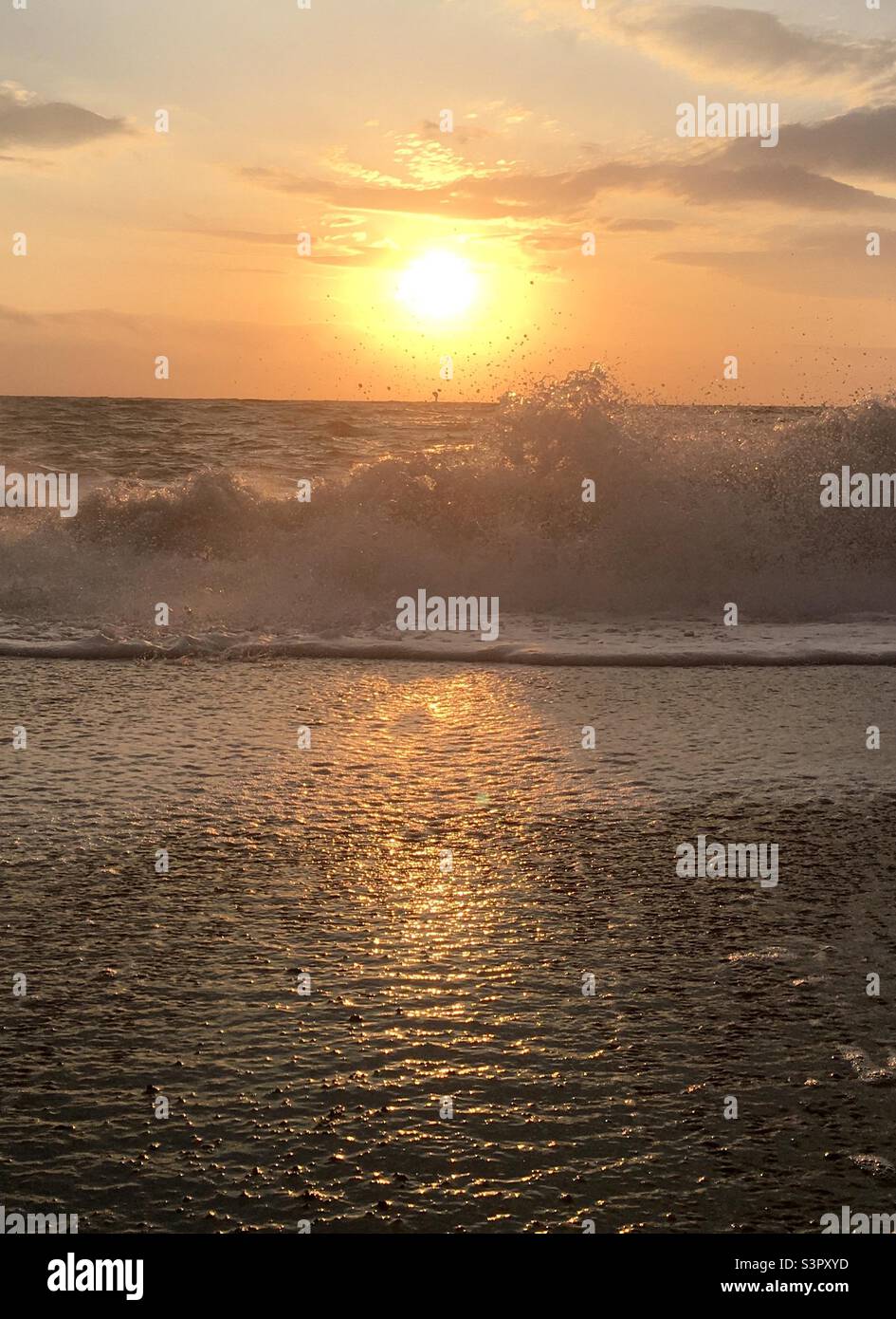 Sonnenaufgang, Meer, golden, Wellen, planschen, Sonne, Energie, Chi Stockfoto