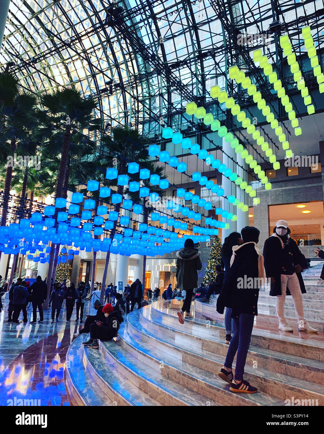 26. Dezember 2021, Koryphäen, Holiday Light Installation, Brookfield Place, Battery Park City, Lower Manhattan, New York, New York, Usa - Smartphone-aufgenommenes Stockfoto