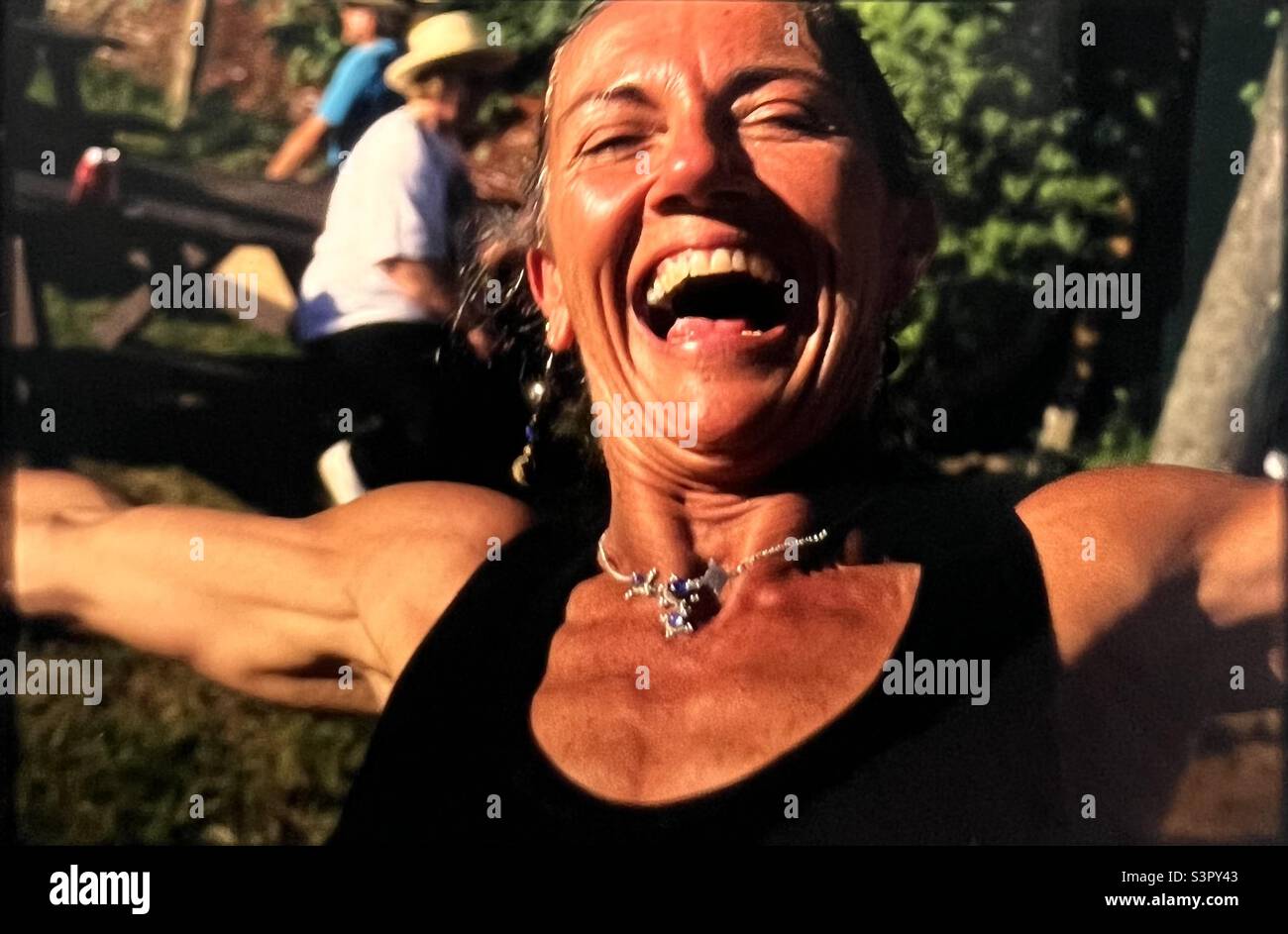Ekstatisch freudige Frau draußen beim Konzert Rhode Island Stockfoto