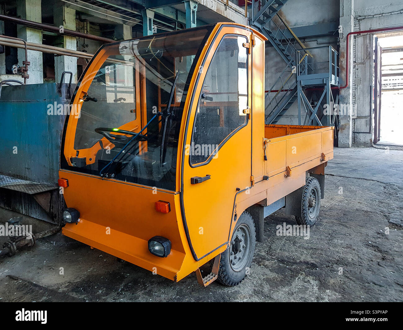 Ladung elektrische gelbe Farben im Raum auf der Anlage Nahaufnahme - Smartphone-aufgenommenes Stockfoto