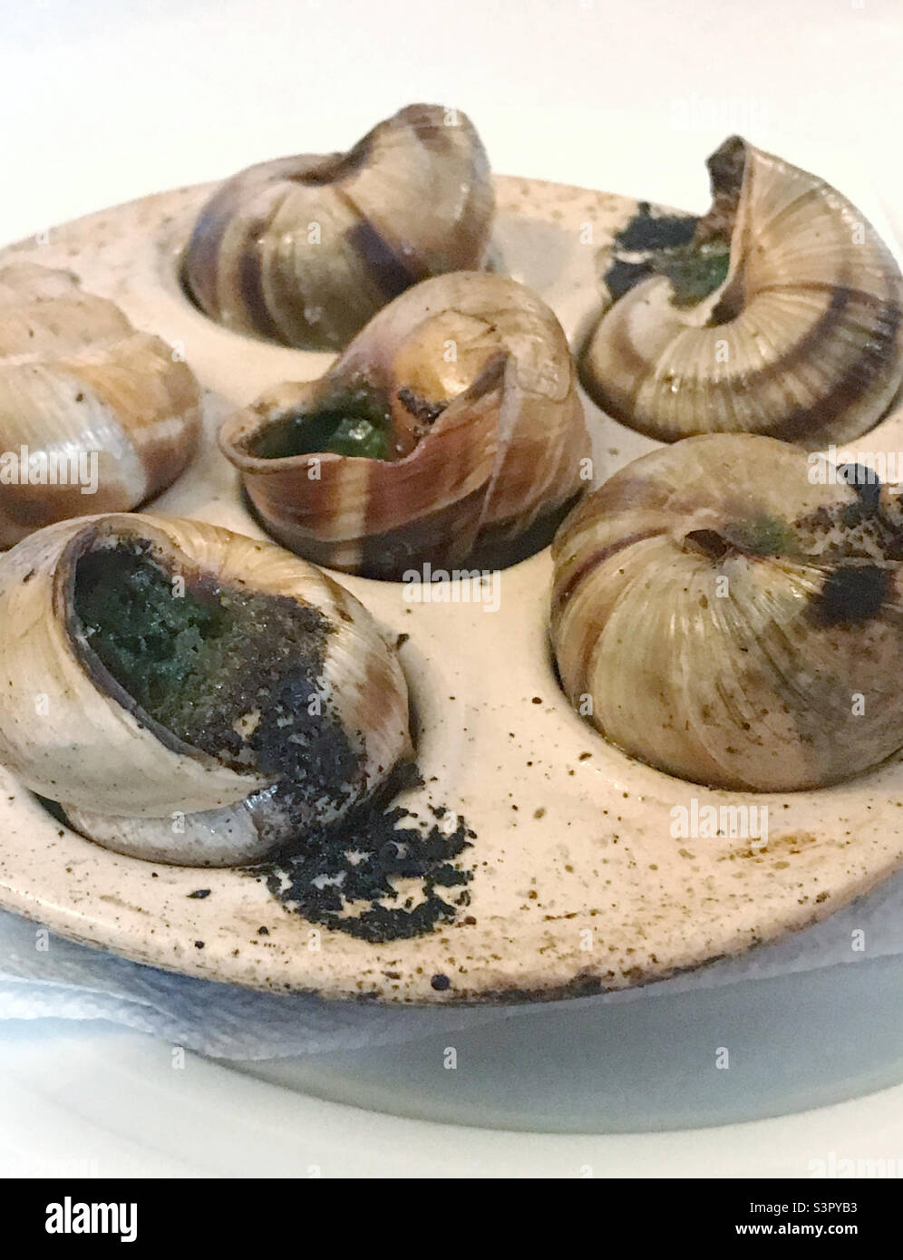 Ein Teller mit Schnecken (L’Escargots) in einem Pariser Restaurant Stockfoto