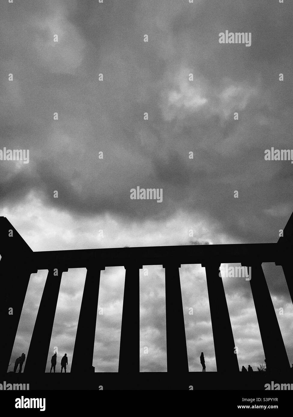 Das National Monument auf dem Calton Hill in Edinburgh wurde gegen einen bewölkten Himmel errichtet Stockfoto