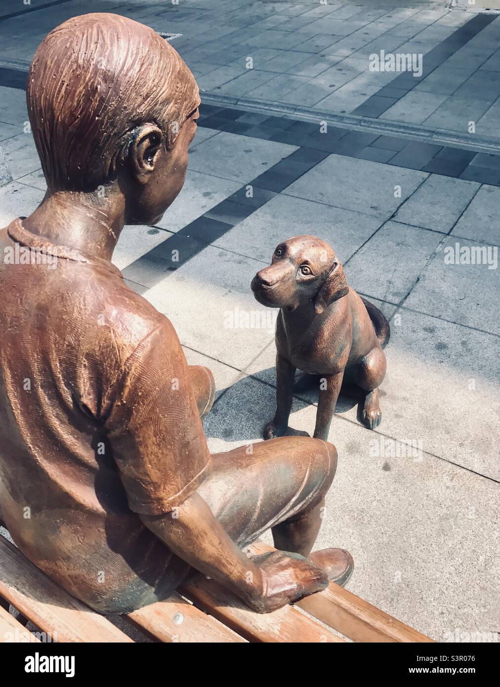 Junge und Hund Skulptur - Tepe Mh., Marmaris, Türkei Stockfoto