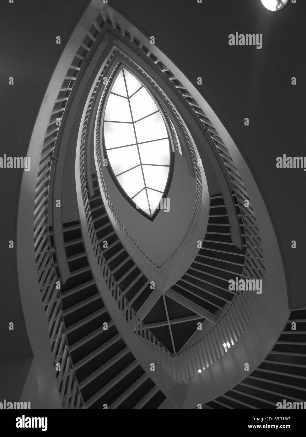 Geometrische Kunst erzeugt einen atemberaubenden Effekt in diesem Treppenhaus im Museum of Contemporary Art Chicago. Stockfoto