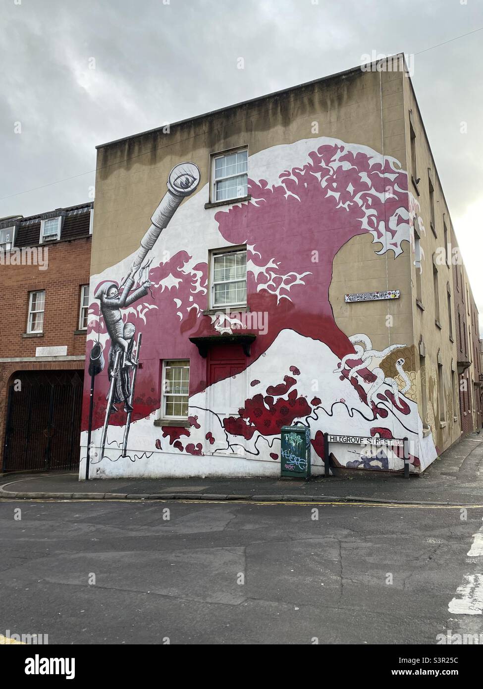 Phlegm Street Art - Bristol mit Tsunami-Welle in Pink Stockfoto