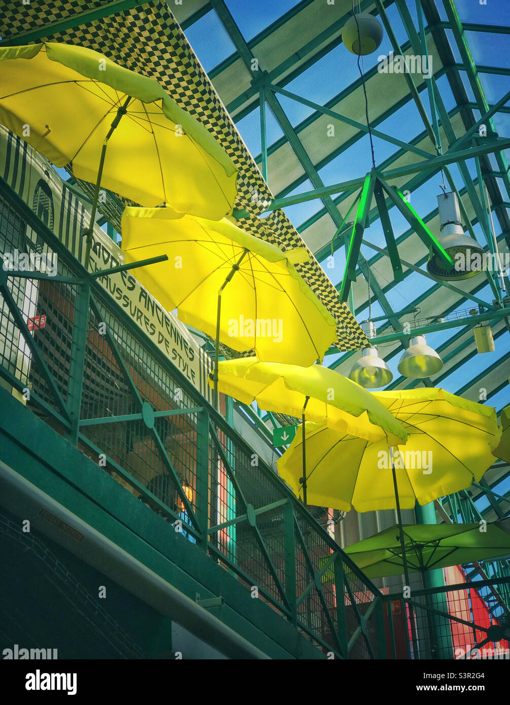 Gelbe Schirme auf dem Flohmarkt von Dauphine in Saint-Ouen, Paris Stockfoto