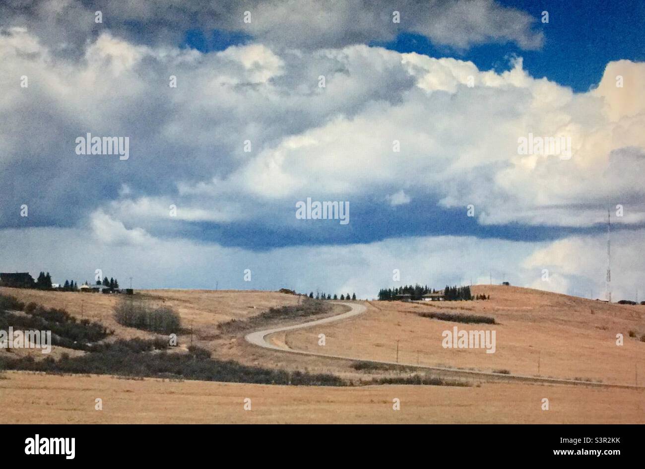 Kurvenreiche Straße, Hügel, wolkige Himmel, Landschaft - Smartphone-aufgenommenes Stockfoto