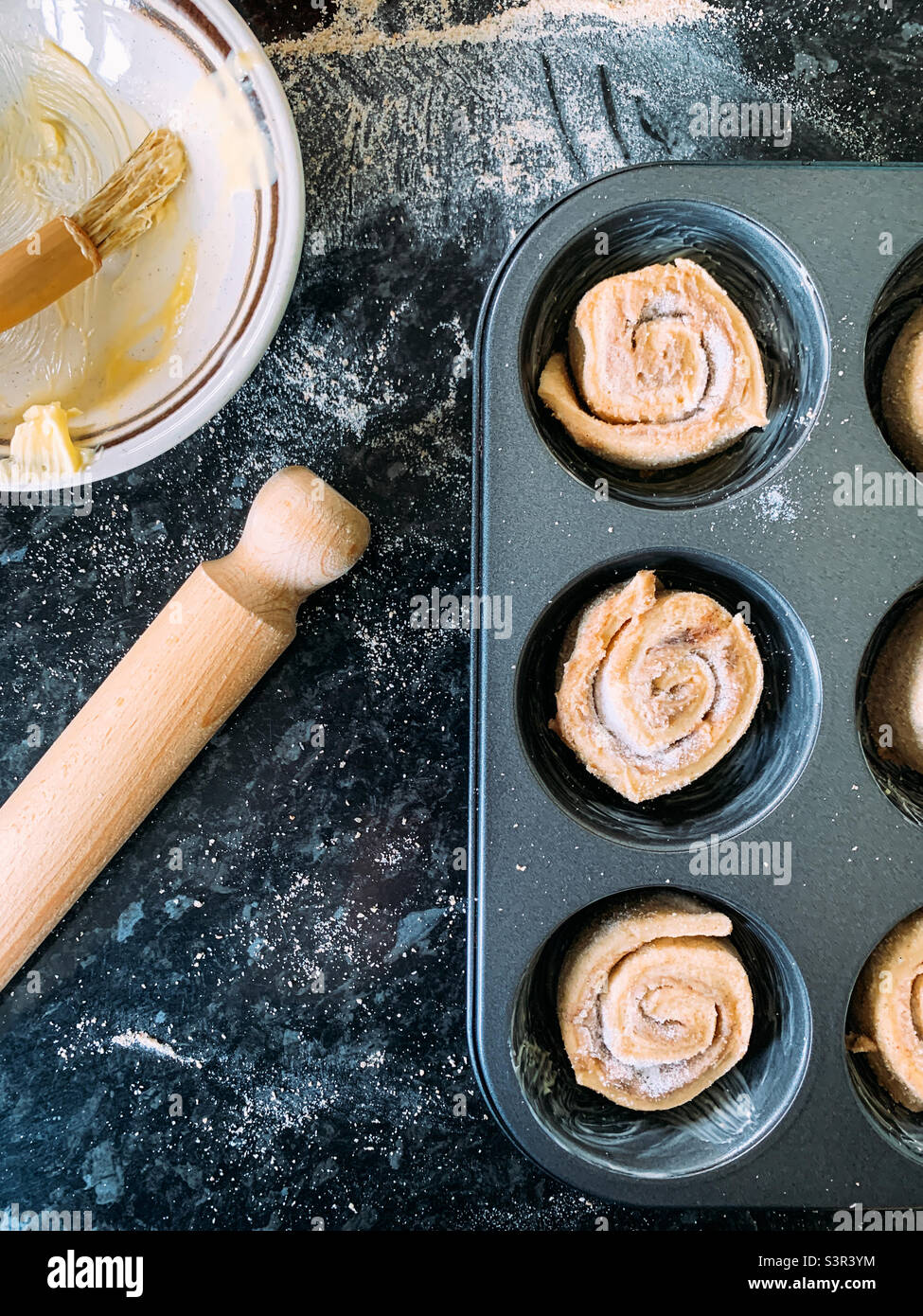 Ein Tablett mit ungekochten Zimtbrötchen - Smartphone-aufgenommenes Stockfoto
