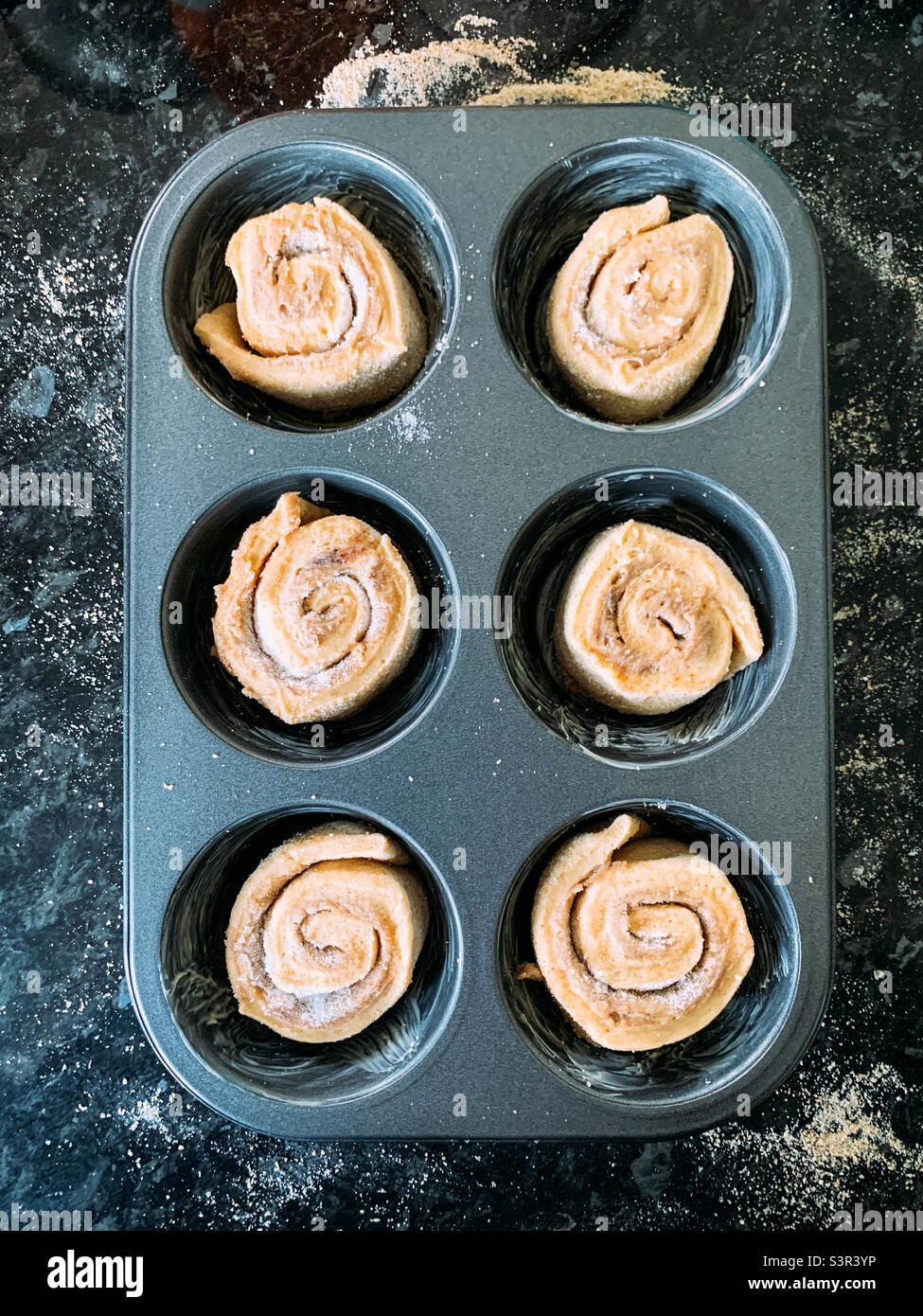 Ein Tablett mit ungekochten Zimtbrötchen - Smartphone-aufgenommenes Stockfoto