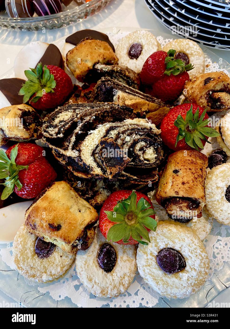 Eine Auswahl an köstlichen Gebäckstücken und Erdbeeren. Stockfoto