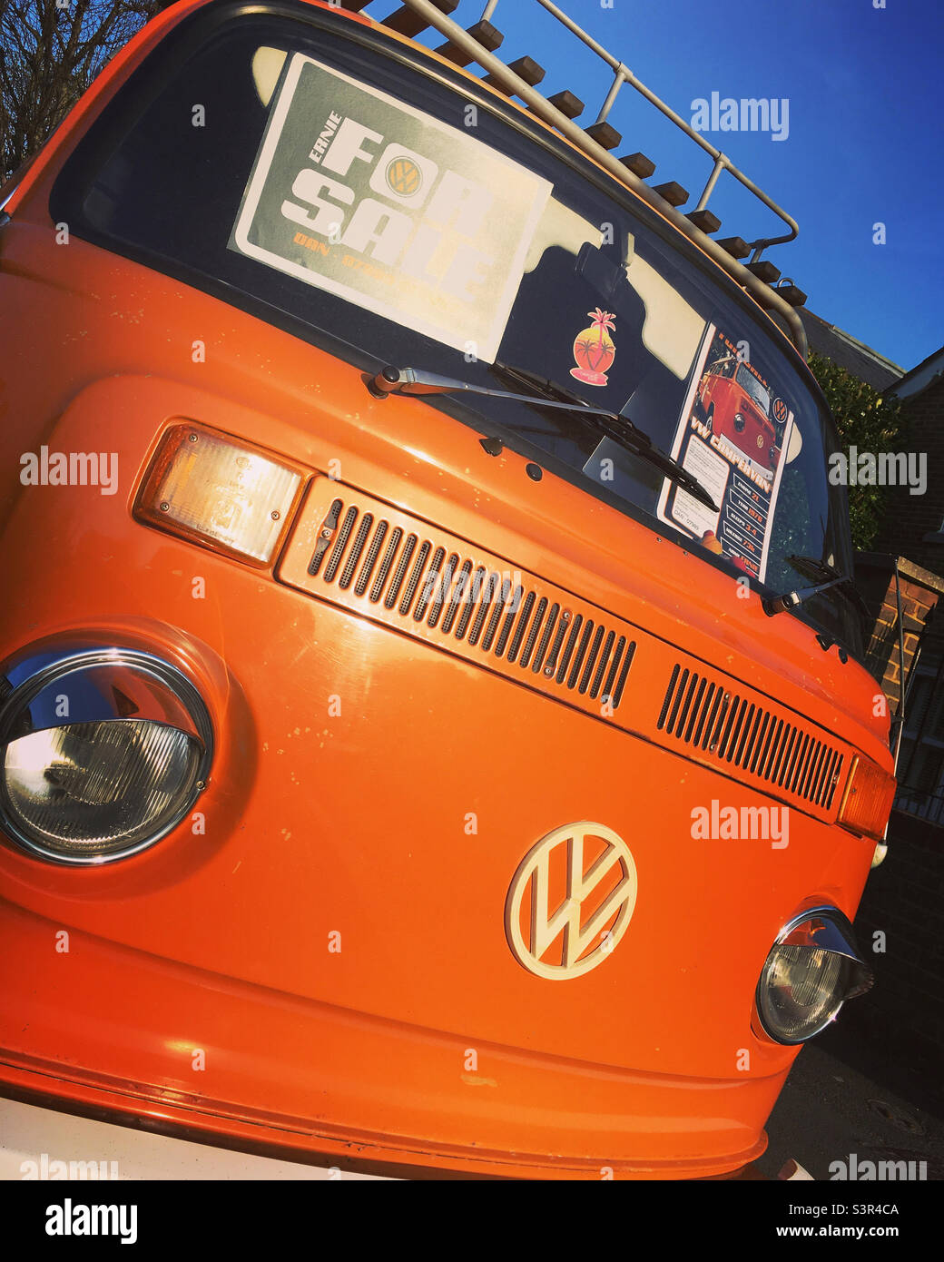 Klassischer VW alter Vintage Wohnmobil zum Verkauf. Volkswagen Wohnmobil ist orange in der Farbe. Stockfoto