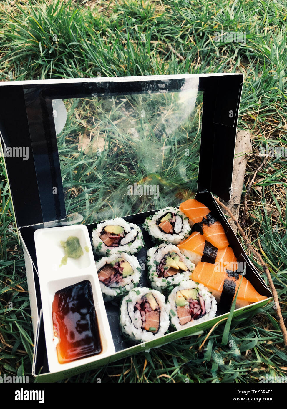 Veganes Sushi zum Mitnehmen aus einem berühmten Geschäft in London, Großbritannien Stockfoto