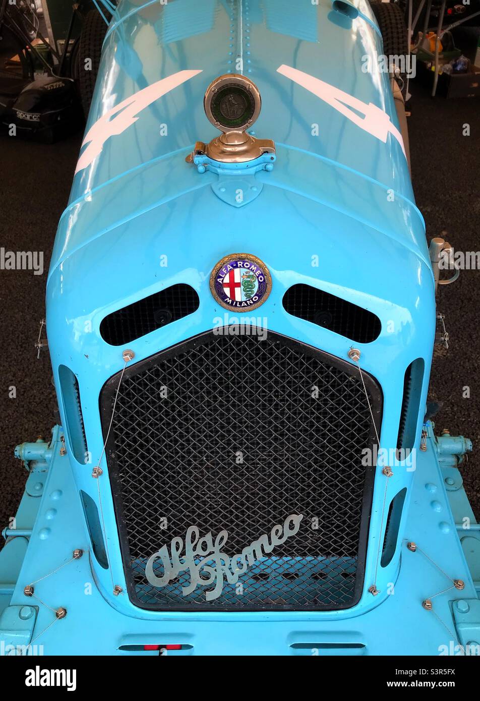 Vintage blassblau Alfa Romeo 6C im Fahrerlager beim Goodwood 79. Members Meeting. - Smartphone-aufgenommenes Stockfoto