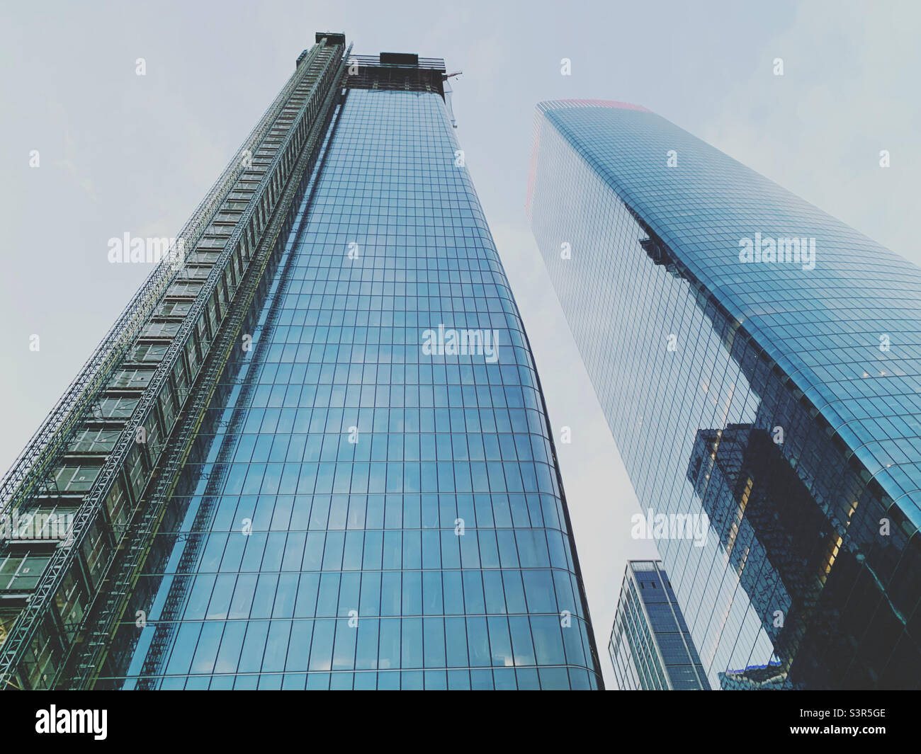 Ein Manhattan West und zwei Manhattan West, zwei der Türme von Manhattan West, einem Mischnutzungsbau, der 2022 fertiggestellt wurde, Hudson Yards, Midtown Manhattan, New York, New York, Usa - Smartphone-aufgenommenes Stockfoto