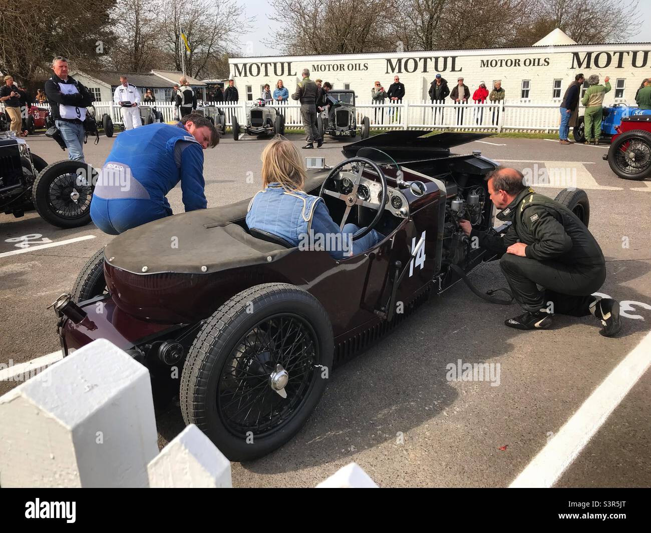 Vintage Frazer Nash Rennwagen parkte im Montagebereich auf der Goodwood Autorennstrecke für das 79. Members Meeting. - Smartphone-aufgenommenes Stockfoto