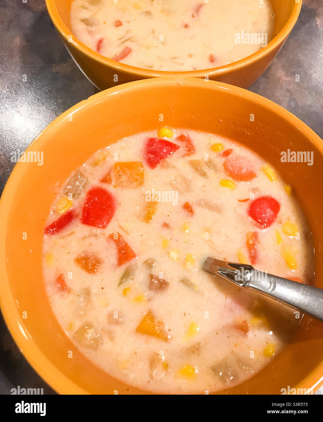 Vegane Maiskauze aus seidenen Tofu in 2 Schüsseln. Stockfoto