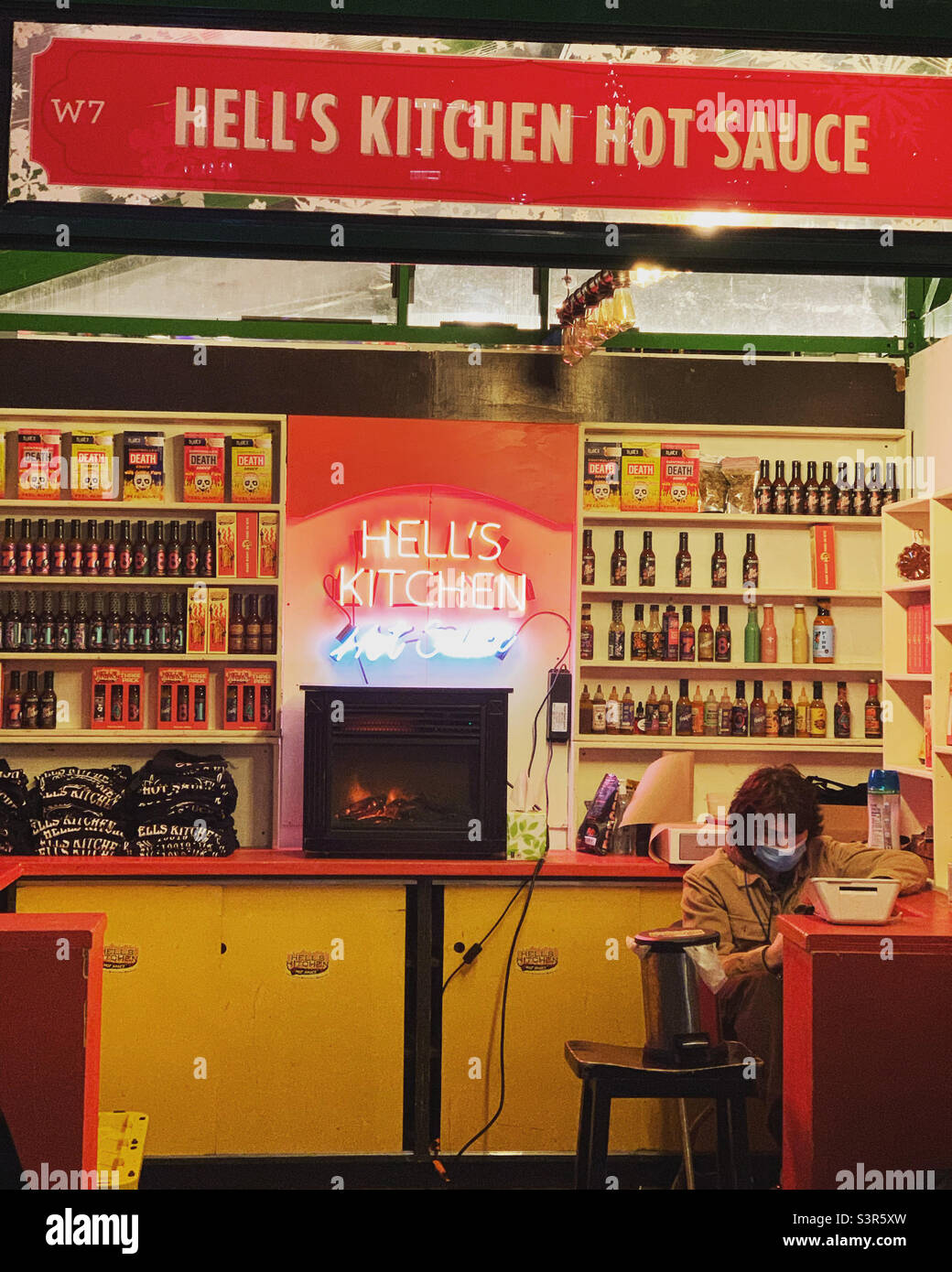 26. Dezember 2021, Hell’s Kitchen Hot Sauce, Bryant Park, Midtown Manhattan, New York, New York, Usa - Smartphone-aufgenommenes Stockfoto