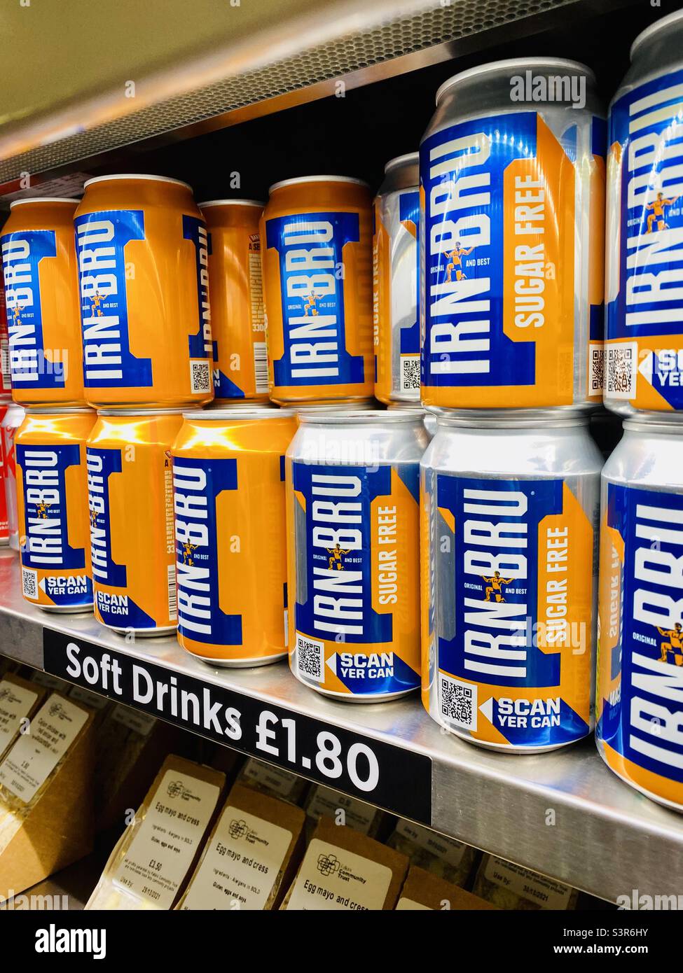 Sie wissen, dass Sie in Schottland sind, wenn…Irn-bru in den Regalen steht Stockfoto