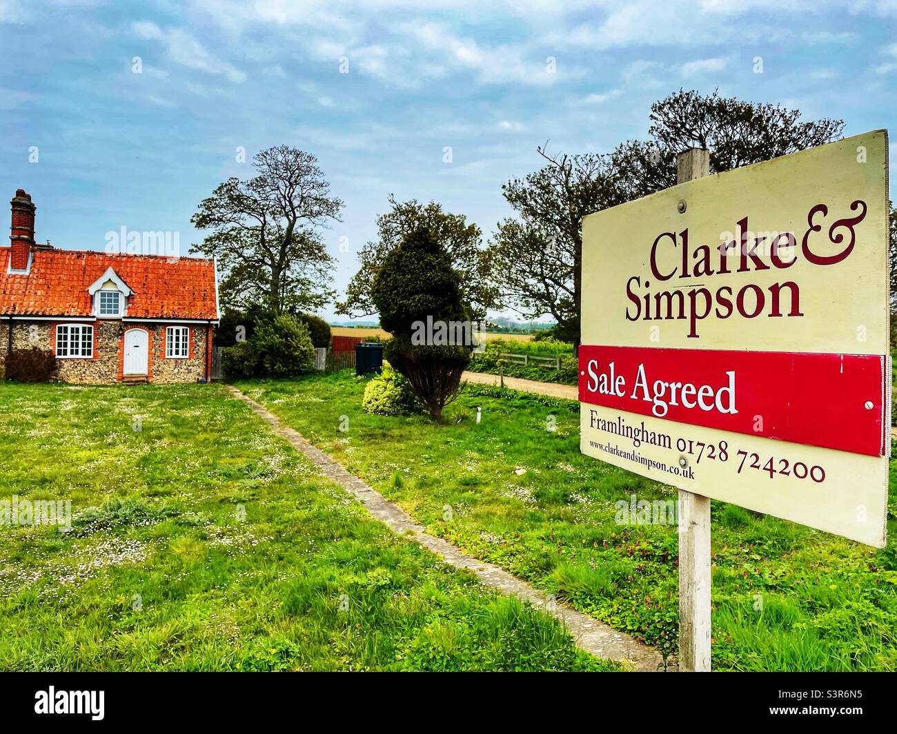 Clarke & Simpson Verkauf vereinbart Vorstand - Smartphone-aufgenommenes Stockfoto